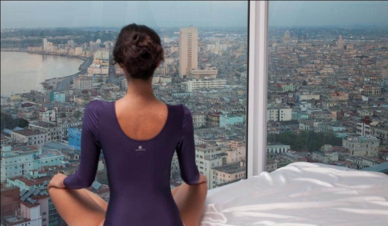 Mujer disfruta de las espectaculares vistas del hotel Tryp Habana Libre