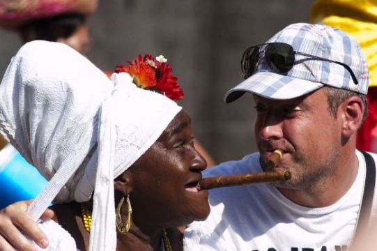 Mujer fumando tabaco en La Habana Vieja. 