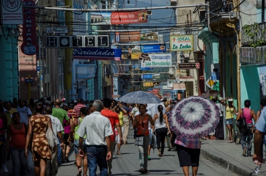 Cubanos caminando por Santiago de Cuba 