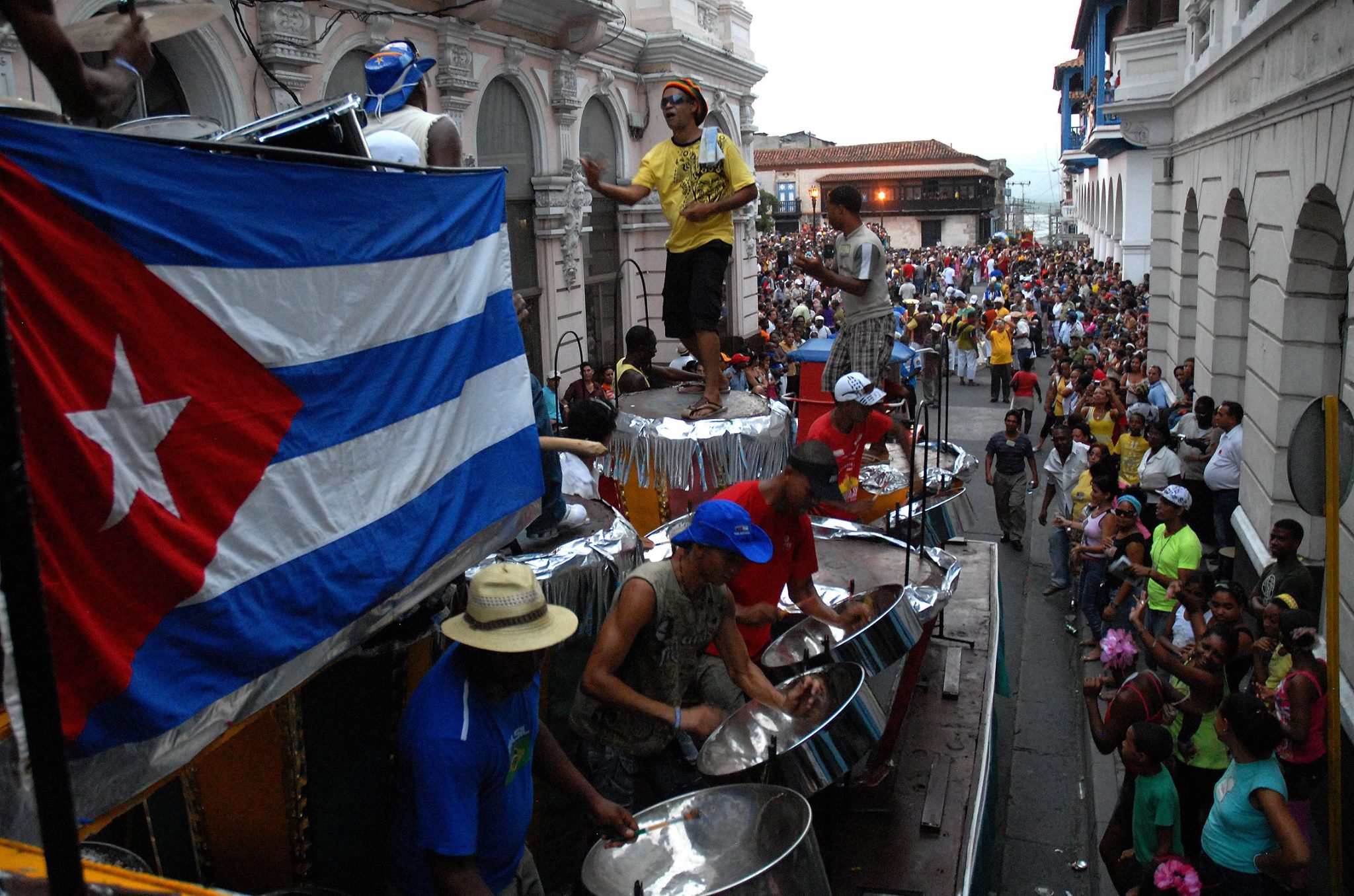 Кубинский испанский. Карнавал Сантьяго де Куба. Сантьяго де Куба население. Карнавал на Кубе. Кубинский фестиваль.