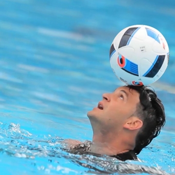 Intento de Récord: "Sostener el balón en la cabeza a nado por más de 10 minutos" 